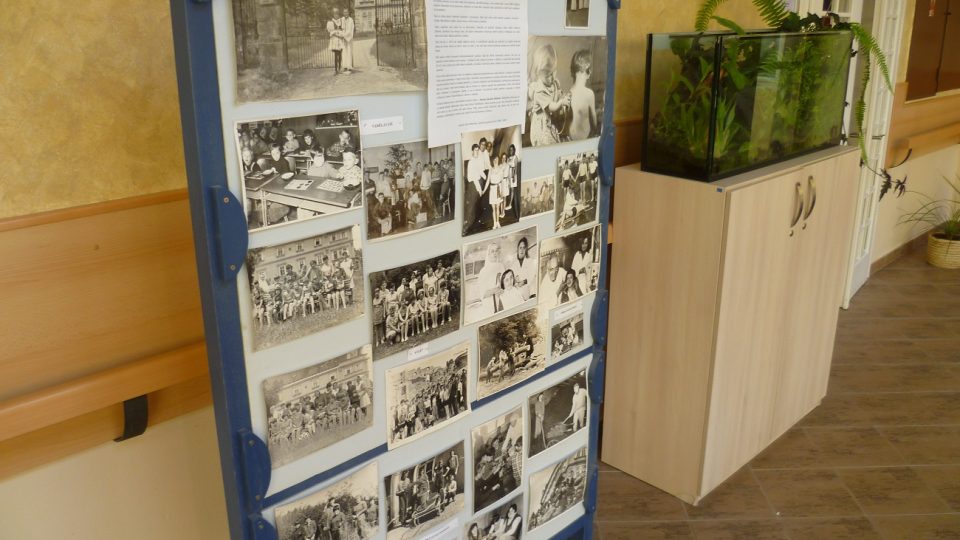 V arkádách zámku jsou k vidění fotografie z historie ústavu