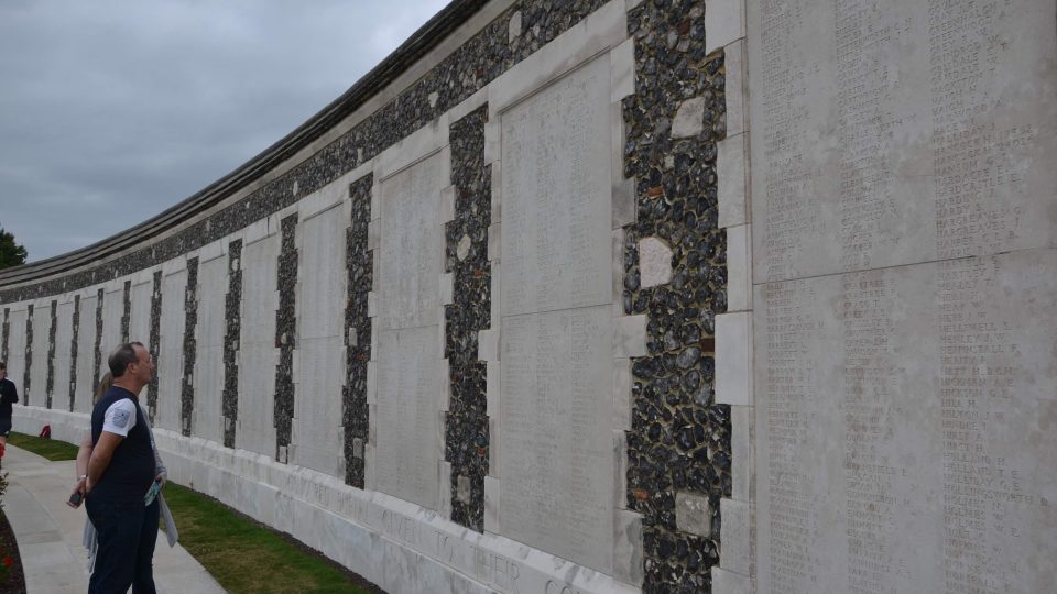 Zeď nenalezených na hřbitově Tyne Cot