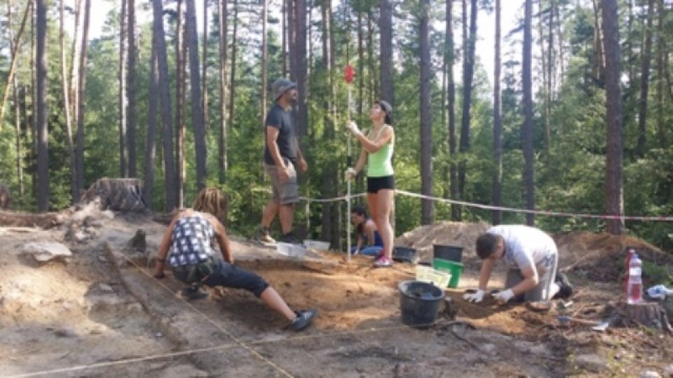 Archeologové zkoumají pravěké mohyly u Plavu na Českobudějovicku. Na místě se začne stavět dálnice D3