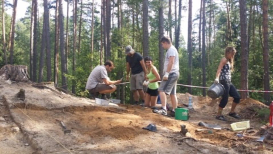Archeologové zkoumají pravěké mohyly u Plavu na Českobudějovicku. Na místě se začne stavět dálnice D3