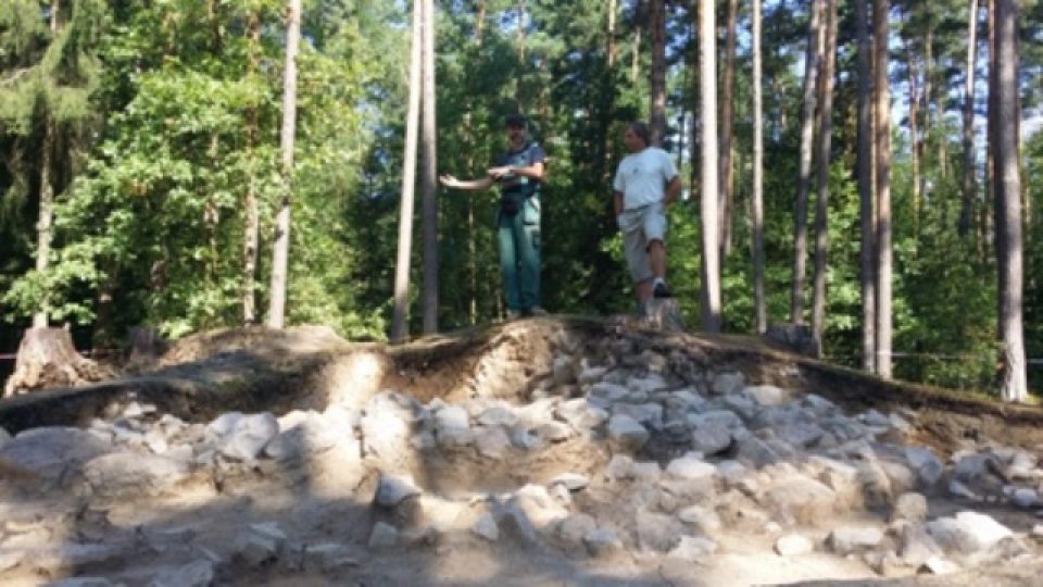 Archeologové zkoumají pravěké mohyly u Plavu na Českobudějovicku. Na místě se začne stavět dálnice D3