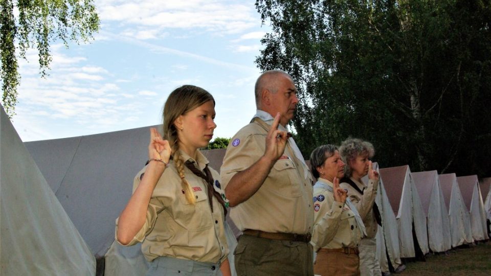 Ranní nástup, vedení tábora s denní rádkyní Evou Hodačovou (vlevo)