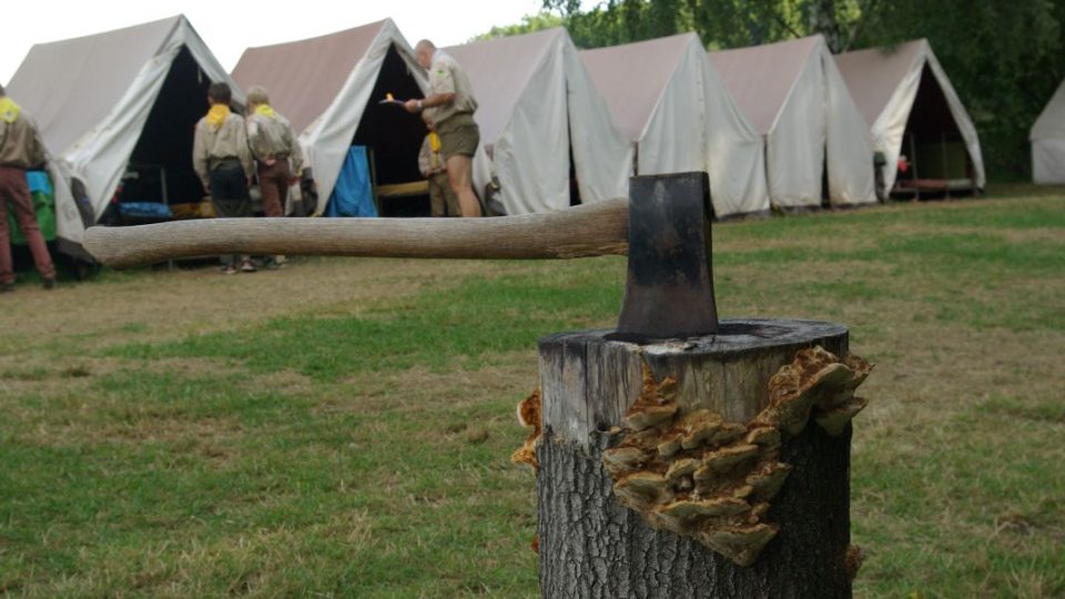 Sekera je zatnutá, táborový den pokračuje bodováním úklidu ve stanech