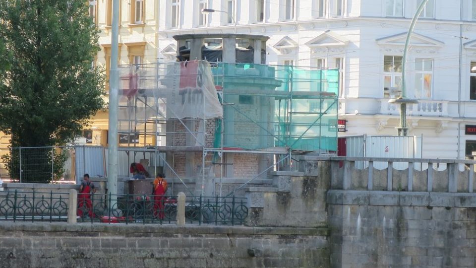 Hradecké kiosky na Pražském mostě - kulturní památka - se šetrně opravují