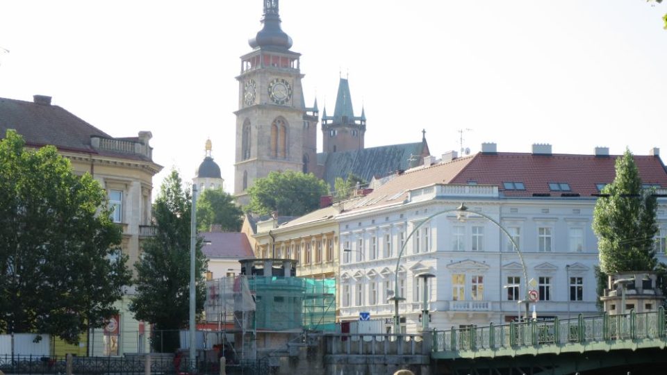 Hradecké kiosky na Pražském mostě - kulturní památka - se šetrně opravují