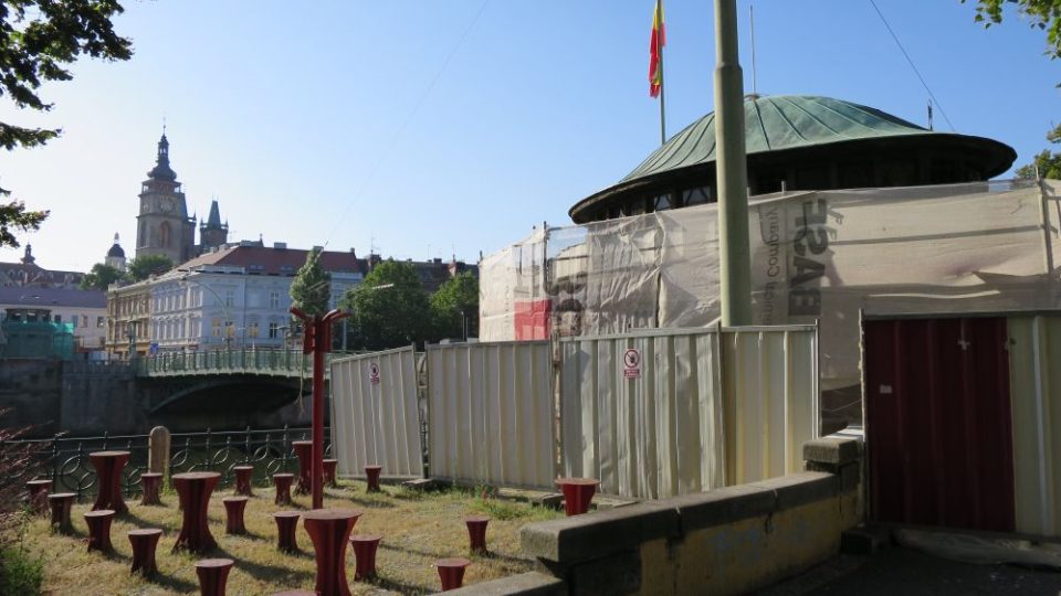 Hradecké kiosky na Pražském mostě - kulturní památka - se šetrně opravují