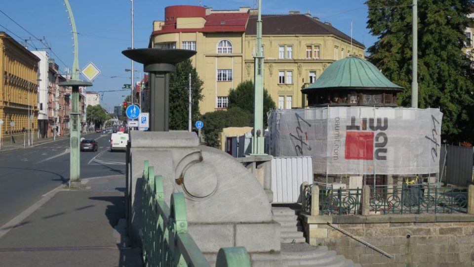 Hradecké kiosky na Pražském mostě - kulturní památka - se šetrně opravují