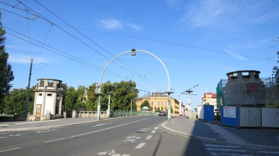 Hradecké kiosky na Pražském mostě - kulturní památka - se šetrně opravují