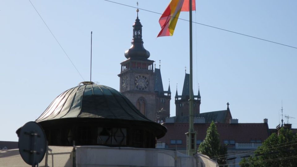 Hradecké kiosky na Pražském mostě - kulturní památka - se šetrně opravují