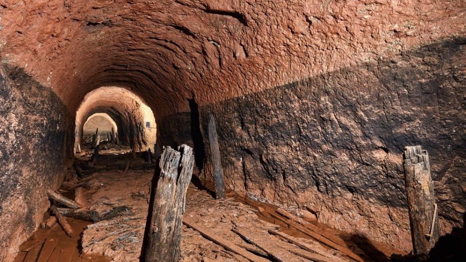 Obr na úpatí Krkonoš. Pevnost Stachelberg je největší dělostřeleckou tvrzí v Čechách