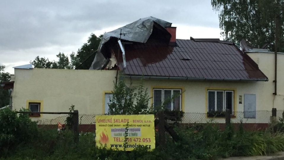 Pětiminutové tornádo vzalo lidem v Bohuslavicích desítky střech