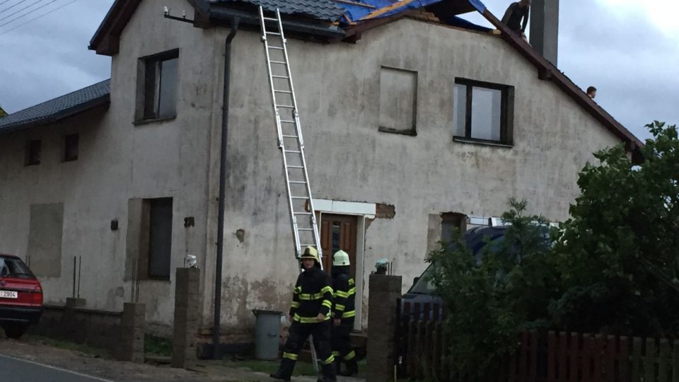 Pětiminutové tornádo vzalo lidem v Bohuslavicích desítky střech