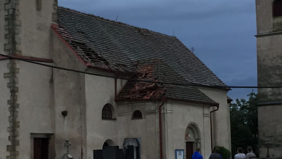 Pětiminutové tornádo vzalo lidem v Bohuslavicích desítky střech