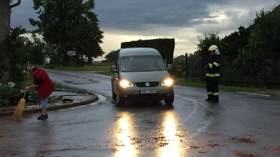 Pětiminutové tornádo vzalo lidem v Bohuslavicích desítky střech