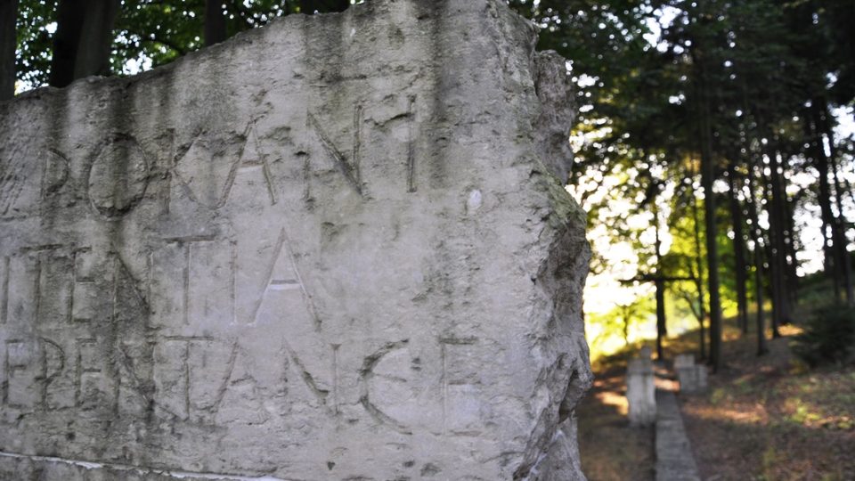 V parku kláštera je usazeno sochařské dílo věnované 3. tajemství zjevení ve Fátimě