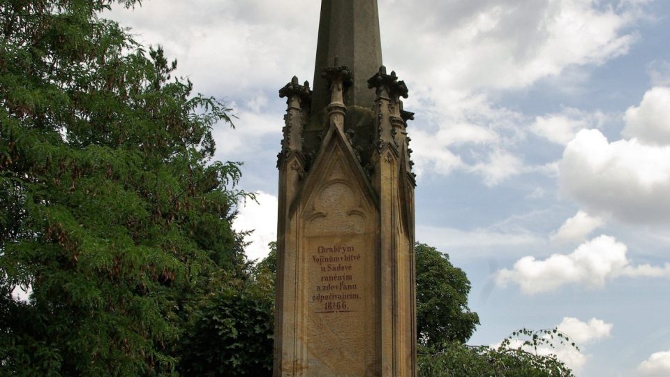 Pomník padlým vojínům z bitvy u Sadové v roce 1866 stojí na tzv. starém hřbitově v těsné blízkosti kostela sv. Gotharda