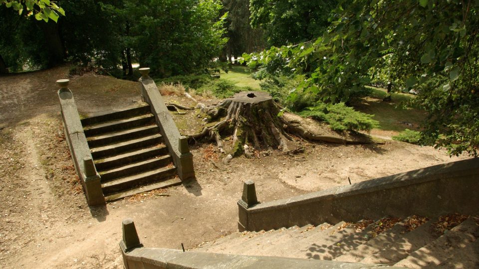 Schodiště jsou součástí monumentální úpravy na místě bývalého tvrziště na Gothardě v Hořicích