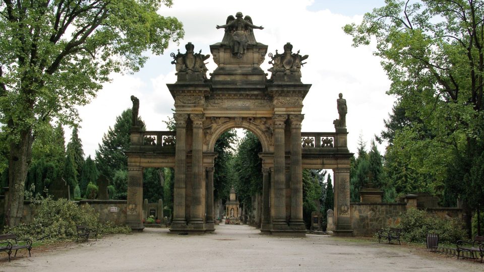 Slavný hřbitovní portál na Gothardě v sousedství pomníku Jana Žižky z Trocnova