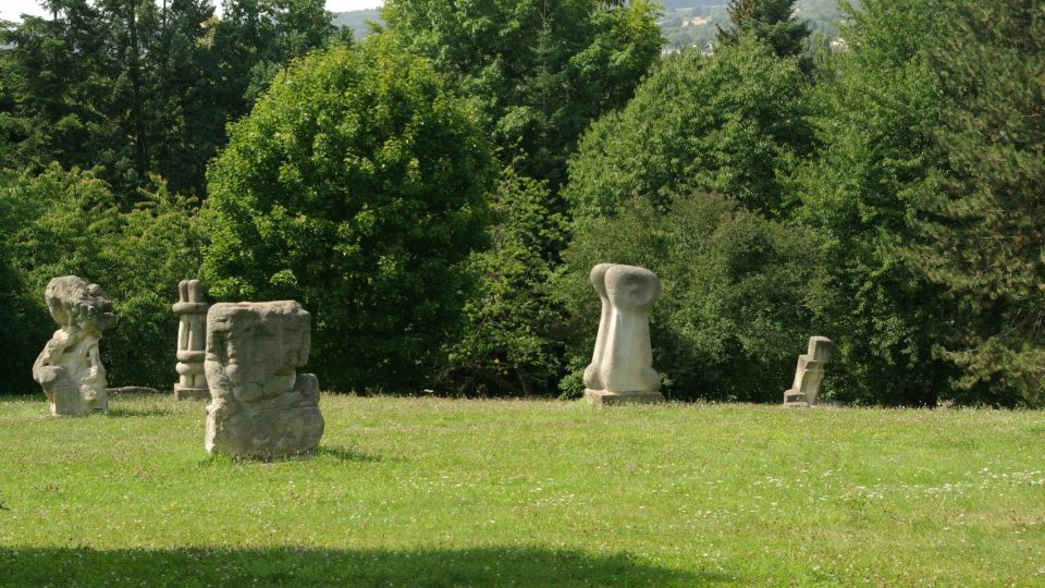 Sochařský park na úbočí vrchu Gothard v Hořicích. Jsou tam díla sochařů, kterř tvořili na mezinárodních sympoziích v Hořicích od roku 2000