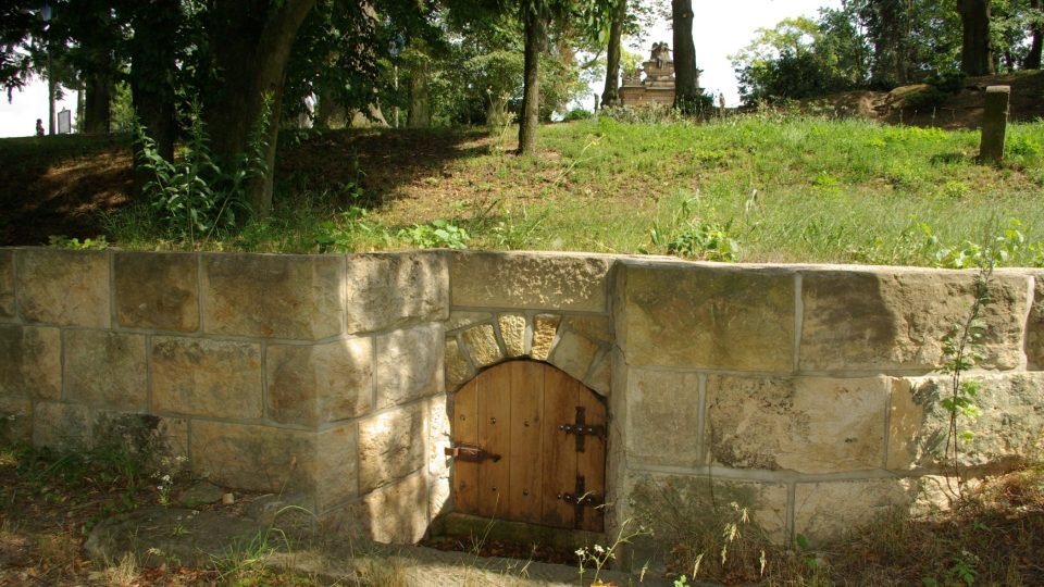 Zázračná studánka ve stráni pod vrchem Gothard nad Galerií plastik v Hořicích