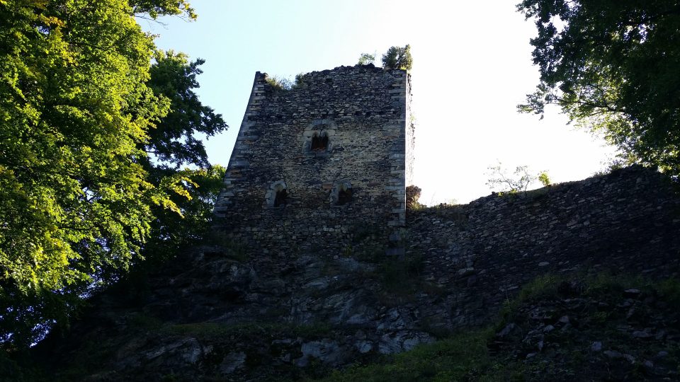 Hrad Rýzmburk u Oseka pomáhají opravovat dobrovolníci ze všech koutů Evropy