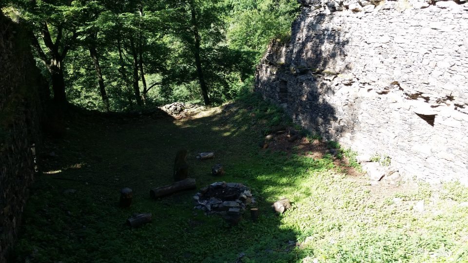 Hrad Rýzmburk u Oseka pomáhají opravovat dobrovolníci ze všech koutů Evropy