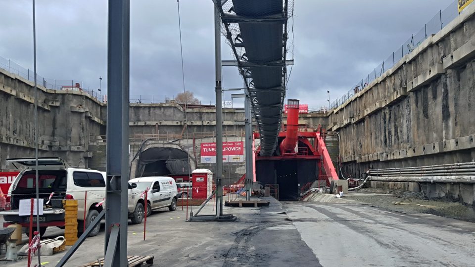 Nedaleko Ejpovic na Plzeňsku se dokončuje nejdelší železniční tunel v Česku