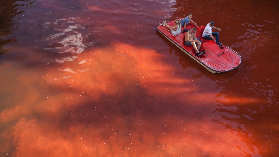 Ekologicky nezávadný pigment se rozpustil v proudy vody, podplaval pod budovou a na druhé straně zbarvil rameno řeky do ruda