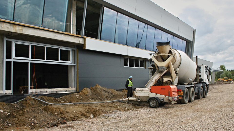 V letištním terminálu dělníci už dokončili betonování podlah