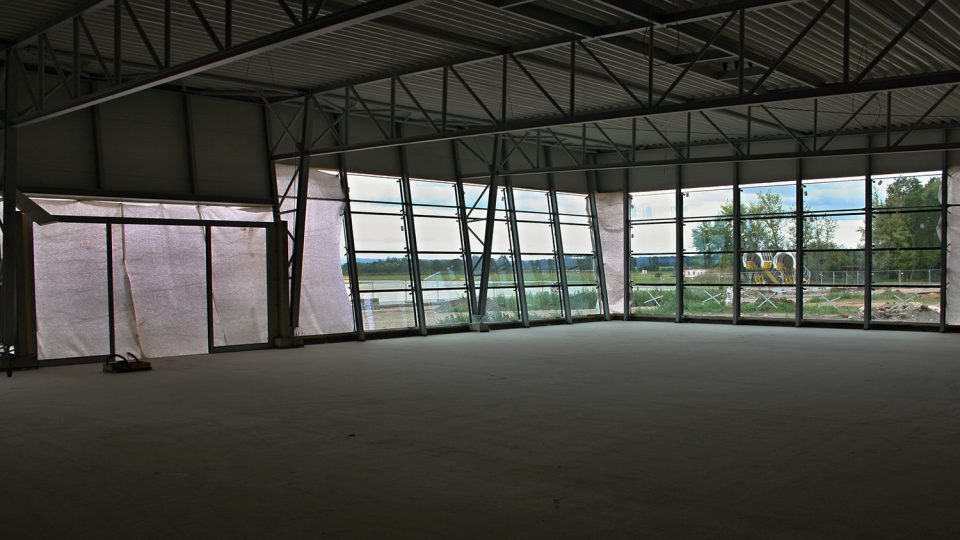 V hale už jsou vybetonované podlahy i prosklená část fasády