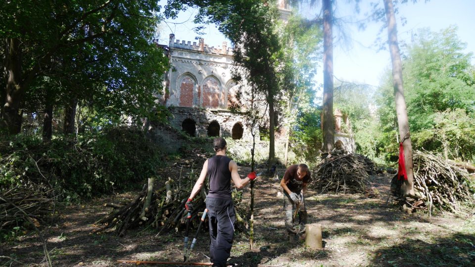 Dobrovolníci pomáhají s obnovou zámku ve Veselí na Klatovsku