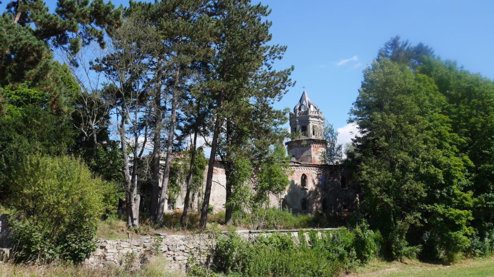 Dobrovolníci pomáhají s obnovou zámku ve Veselí na Klatovsku