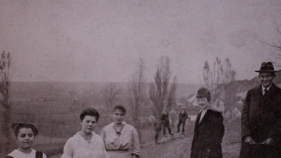 Franz Kafka prožil v Siřemi na Žatecku osm měsíců v letech 1917 - 1918. Na snímku se svojí sestrou Ottlou (třetí zleva), která se v Siřemi starala o rodinné hospodářství
