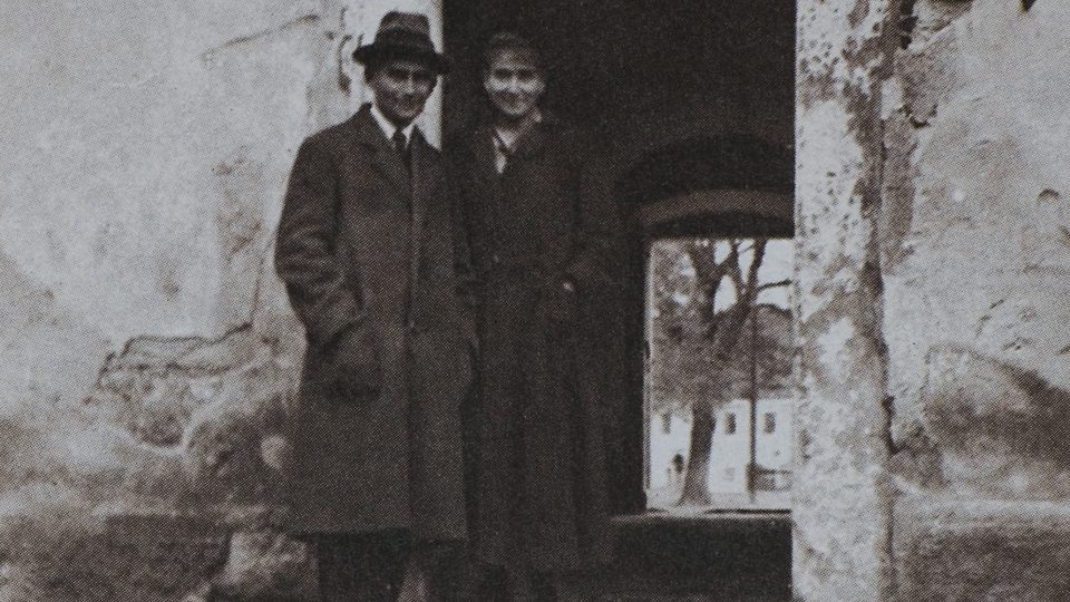 Kafka a jeho sestra Ottla na dvoře rodinného statku v Siřemi