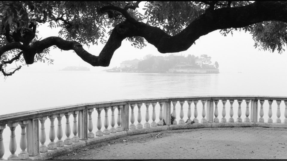 Fotograf Jan Jindra, spolu s Juditou Matyášovou, dokumentoval desítky míst po Evropě, kam cestoval Franz Kafka. Na snímku je jedno z nich: jezero Lago Maggiore v Itálii