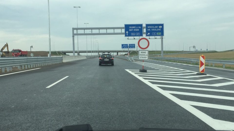 Řidiči se poprvé projedou po dálnici D11 až do Hradce Králové. Na nový úsek čekaly generace desítky let