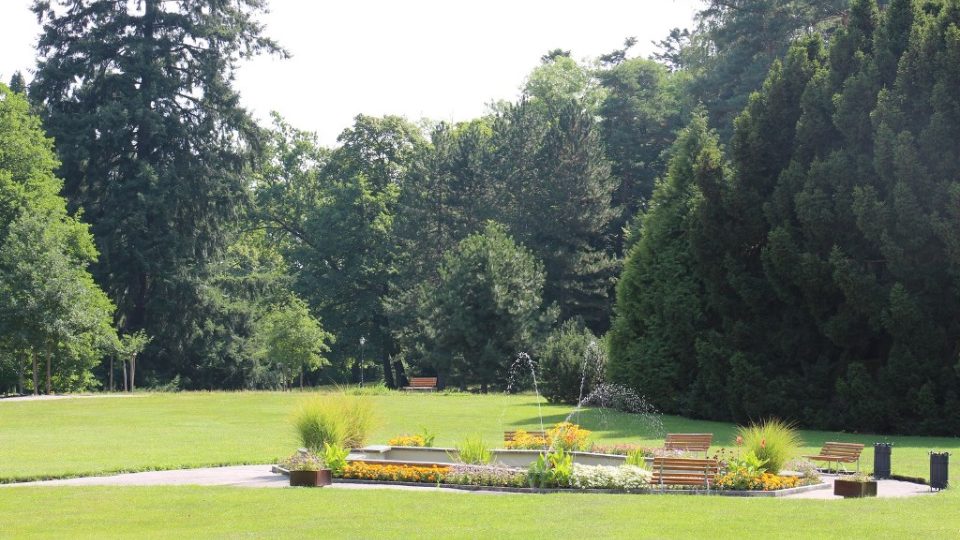 K lázním ve Vráži patří rozlehlý park