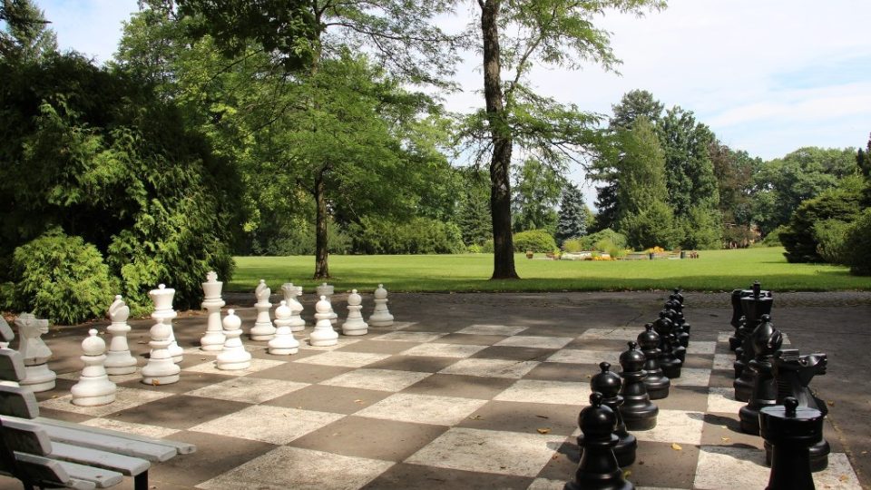 K lázním patří rozlehlý park, v němž zaujmou obří šachy