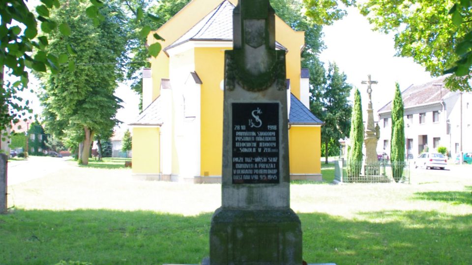 Sokolský pomník na návsi stíní lípy vysazené na počest výročí panování Františka Josefa