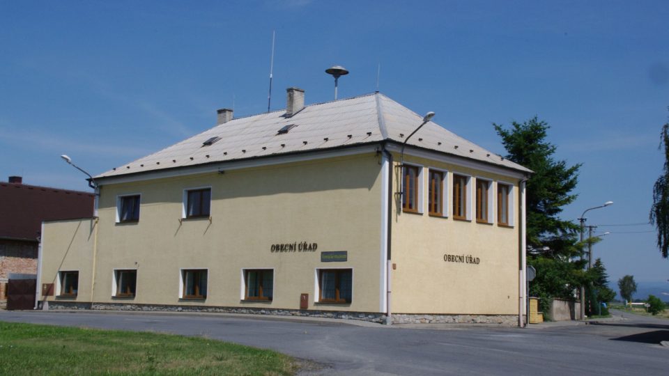V budově někdejší školy sídlí obecní úřad i vesnické muzeum