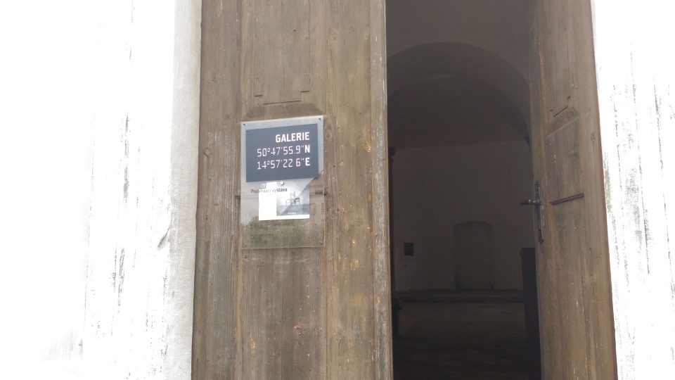 V prázdném kostele na Liberecku se ukrývá nevšední galerie. Vznikla náhodou