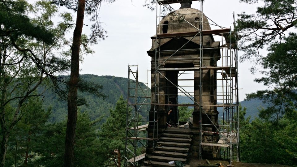 Kamenná vyhlídka Labská stráž na vrchu Kvádrberk prochází rekonstrukcí