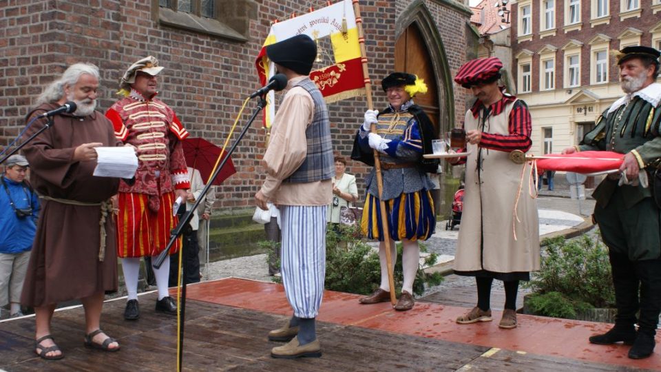 Den zvoníků v Hradci Králové. Ceremoniál zvoníků v renesančních kostýmech