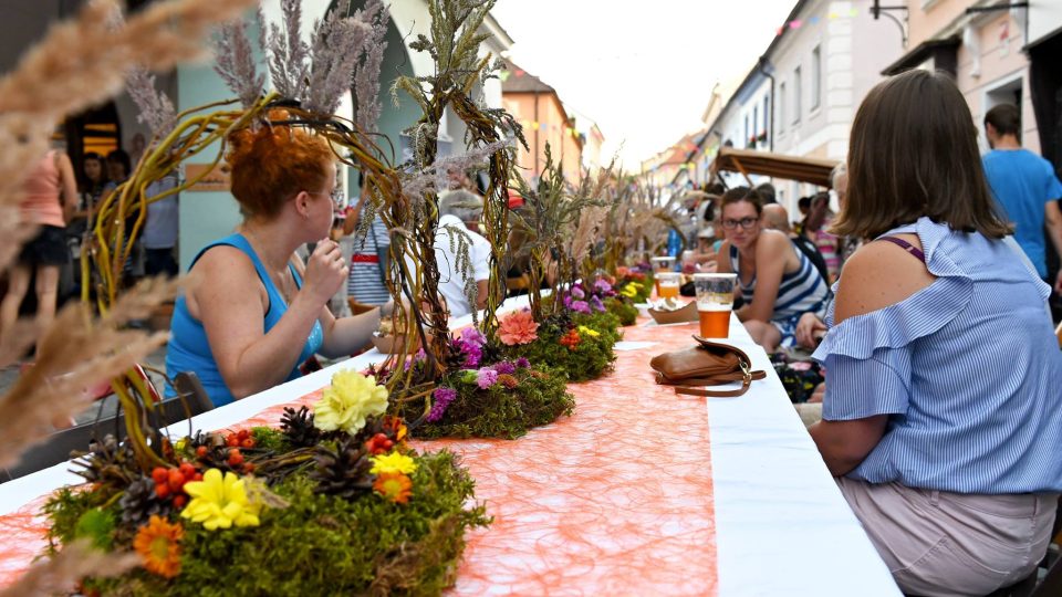 Festival Město lidem, lidé městu v Českých Budějovicích. Hodovní stůl v ulici Česká