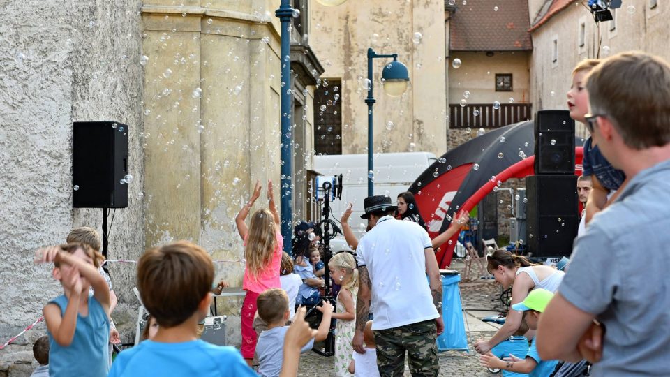 Festival Město lidem, lidé městu v Českých Budějovicích. Ožívá mimo jiné Piaristické náměstí