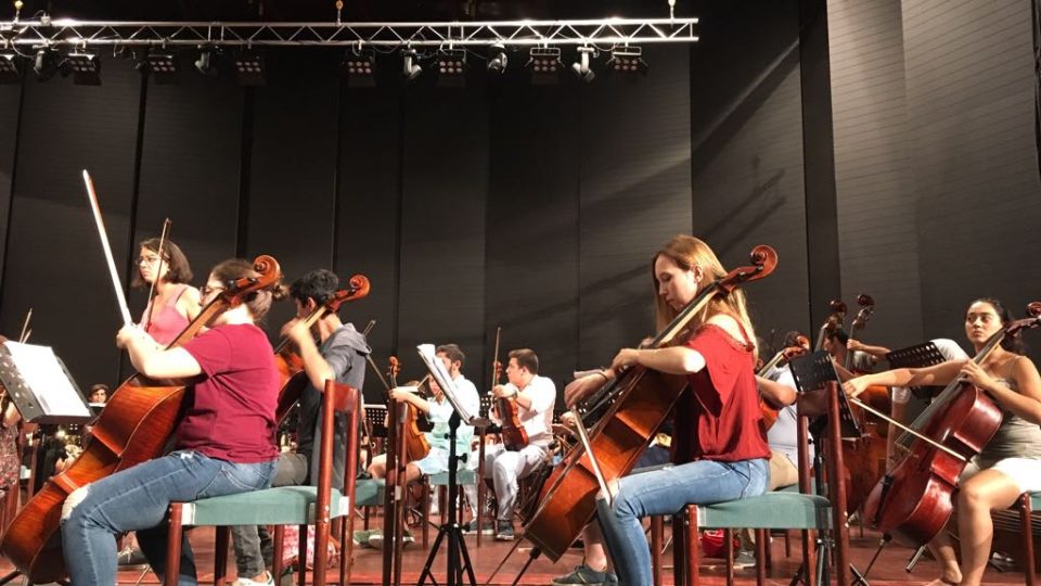 Turecká národní filharmonie mládeže pod vedením uznávaného dirigenta Cema Mansura