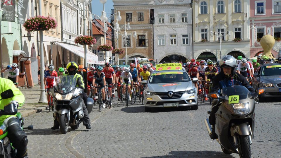 Jihočeský kraj hostí cyklistický etapový závod Okolo jižních Čech. Druhá etapa začínala na náměstí v Českých Budějovicích