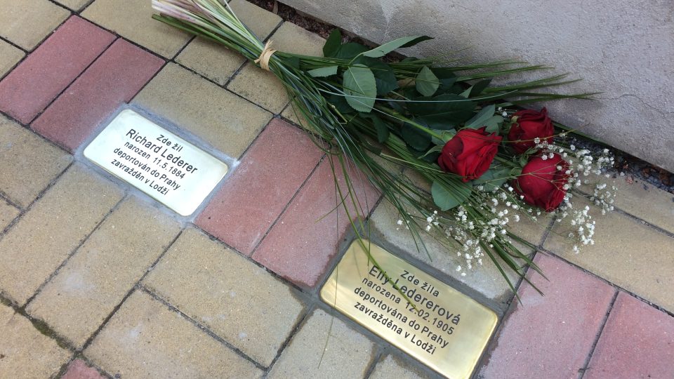 Nové kameny zmizelých připomínají v Teplicích místní oběti holokaustu