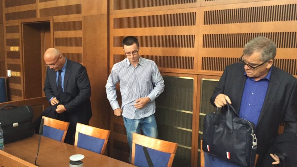 Krajský soud v Hradci Králové znovu řeší případ Lukáše Nečesaného. Je obžalovaný z pokusu vraždy kadeřnice