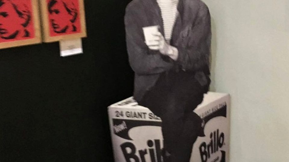 Andy Warhol přihlíží v rohu expozice vlastního muzea v Medzilaborcích